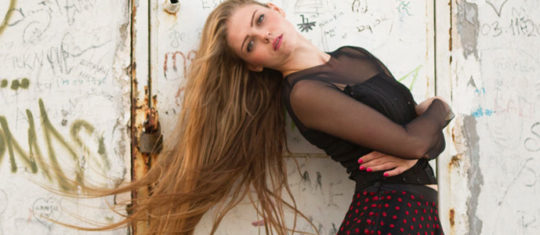femme avec une robe noire et des bas rouges
