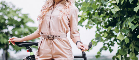 Femme portant une combinaison fluide sur un vélo